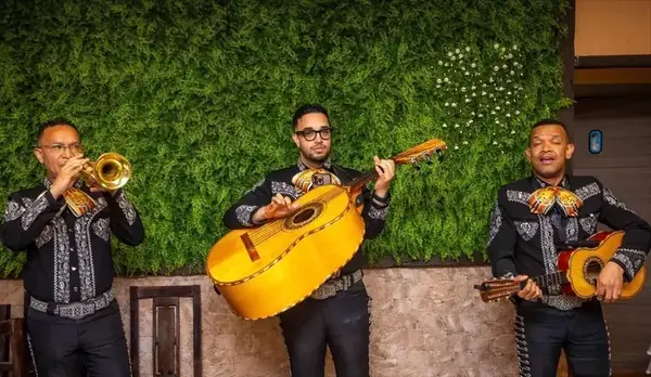 Mariachi Juvenil Mérida tocando en boda en Madrid con trajes de charro