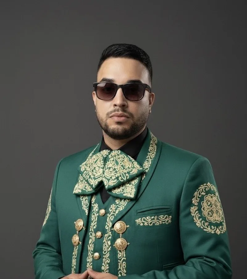 Kristians Alzuru, director de Mariachi Juvenil Mérida, con traje de charro verde