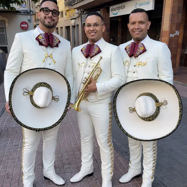 Trío de mariachi en Madrid con traje blanco y moño granate