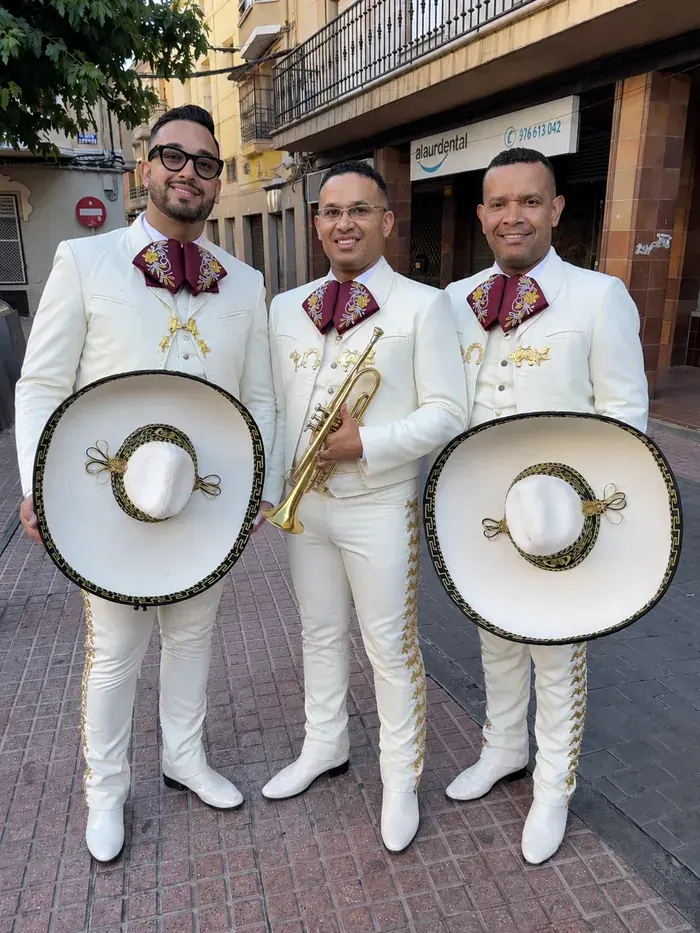 Mariachi para bodas en Madrid - trío de Mariachi Juvenil Mérida con trajes blancos