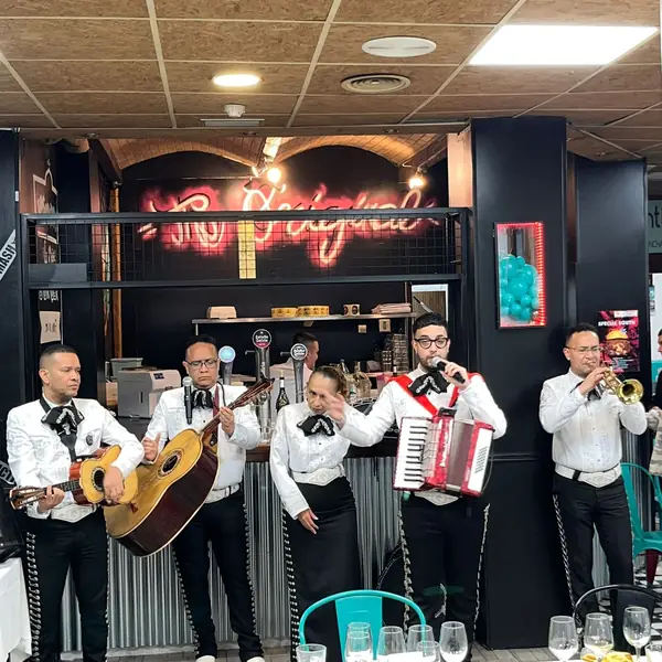 Mariachi Juvenil Mérida actuando en un restaurante de Madrid