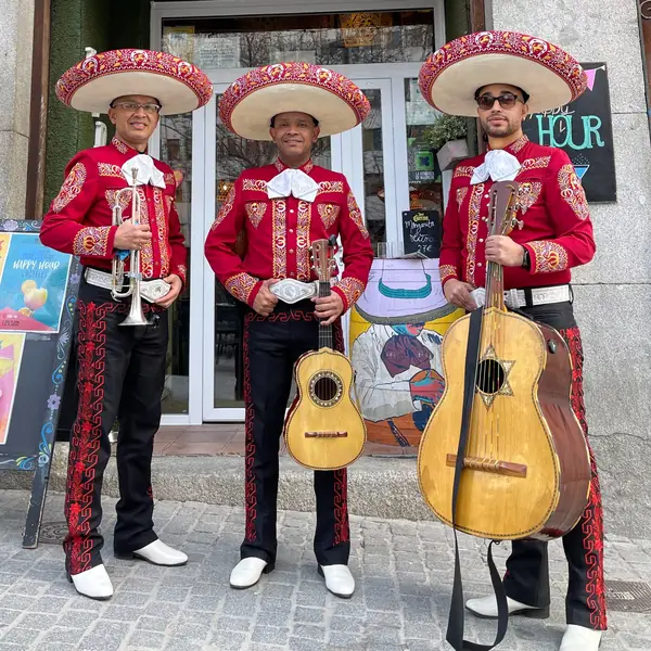 Mariachi Juvenil Mérida con traje negro en un jardín de Madrid