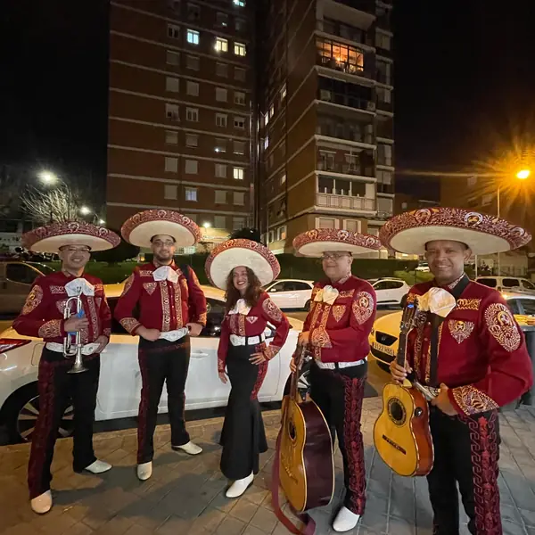 Mariachis en Madrid con traje rojo en una serenata nocturna