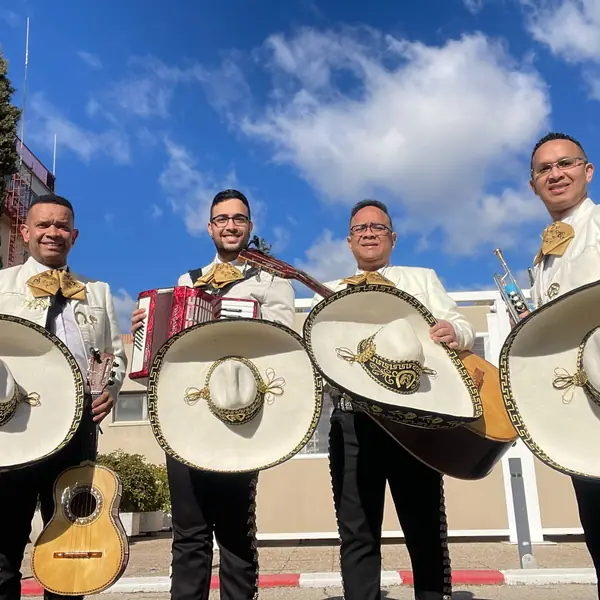 Cuarteto de mariachi en Madrid con traje blanco completo