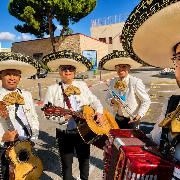 Cuarteto de Mariachi Juvenil Mérida con saco blanco en Madrid