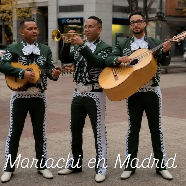 Trío de Mariachi Juvenil Mérida con traje verde tocando en Madrid