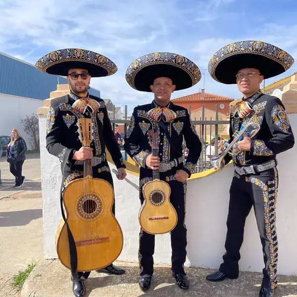 Mariachis en Madrid con traje negro y bordado dorado