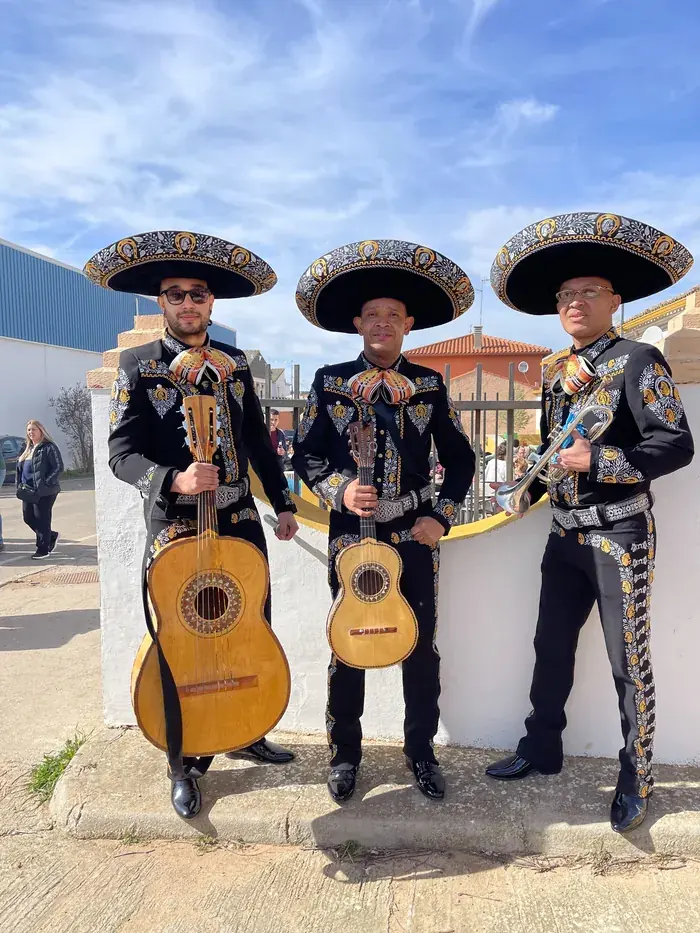 Serenata de mariachi en Madrid - trío de Mariachi Juvenil Mérida en la calle